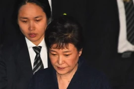 Cựu Tổng thống Hàn Quốc Park Geun-hye rời khỏi Phòng công tố ở Tòa án quận trung tâm Seoul sau khi bị thẩm vấn ngày 30/3. (Nguồn: EPA/TTXVN)