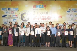 Phó Chủ tịch Ủy ban Nhân dân Tất Thành Cang trao giải Top 5 và Huy chương Vàng ICT Việt Nam cho các doanh nghiệp. (Ảnh: Hoàng Hải/TTXVN)