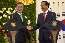 Tổng thống Indonesia Joko Widodo (phải) và Tổng thống Hàn Quốc Moon Jae-in tại lễ ký thỏa thuận hợp tác ở Bogor, Indonesia ngày 9/11. (Nguồn: AFP/TTXVN)