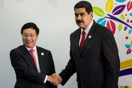 Tổng thống nước chủ nhà Venezuela Nicolas Maduro (phải) trong lễ đón Phó Thủ tướng, Bộ trưởng Ngoại giao Phạm Bình Minh (trái) tại lễ khai mạc Hội nghị thượng đỉnh lần thứ 17 của Phong trào Không liên kết. (Nguồn: EPA/TTXVN)