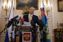 Đại sứ Nga tại Anh Alexander Yakovenko phát biểu tại cuộc họp báo ở London ngày 5/4. (Nguồn: AFP/TTXVN)