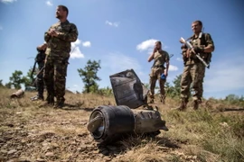 Binh sỹ Ukraine tuần tra tại làng Troitske, vùng Lugansk, miền Đông Ukraine ngày 20/8. (Nguồn: AFP​/TTXVN)