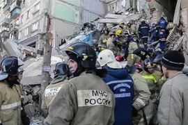 Nhân viên nỗ lực tìm kiếm nạn nhân dưới những đống đổ nát sau vụ sập chung cư ở Magnitogorsk ngày 1/1/2019. (Nguồn: AFP/TTXVN) 