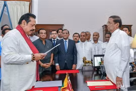 Tổng thống Sri Lanka Maithripala Sirisena (phải) chứng kiến lễ tuyên thệ nhậm chức Thủ tướng mới của ông Mahinda Rajapakse (trái) tại Colombo ngày 26/10. (Nguồn: AFP/TTXVN) 