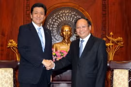 Ông Tất Thành Cang, Phó Bí thư Thường trực Thành ủy TP. Hồ Chí Minh tiếp Thứ trưởng Bộ Ngoại giao Nhật Bản Koshi Nobuo đang thăm và làm việc tại Việt Nam. (Ảnh: Thanh Vũ/TTXVN)