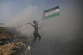 Người biểu tình Palestine trong cuộc xung đột với binh sỹIsrael ở thành phố Khan Younis, khu vực biên giới với Israel ở Dải Gaza ngày 15/5/2019. (Nguồn: THX/TTXVN) 