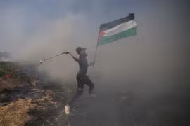 Người biểu tình Palestine trong cuộc xung đột với binh sỹIsrael ở thành phố Khan Younis, khu vực biên giới với Israel ở Dải Gaza ngày 15/5/2019. (Nguồn: THX/TTXVN) 