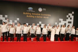 Chủ tịch nước Trương Tấn Sang (thứ 6, từ phải sang, hàng đầu) chụp ảnh chung cùng các nhà lãnh đạo các nền kinh tế thành viên tại Hội nghị cấp cao APEC ở Manila ngày 18/11. (Nguồn: THX/TTXVN)