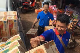 Các nhân viên công ty Pvoil đang bốc hàng hóa để vận chuyển tới vùng bị sự cố. (Ảnh: Phạm Kiên/Vietnam+)