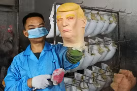 Những chiếc mặt nạ Donald Trump "cháy hàng" sau bầu cử Mỹ