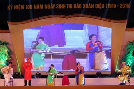 Tiết mục văn nghệ tại chương trình nghệ thuật “Quê mình quê thơ.” (Ảnh: Công Tường/TTXVN)