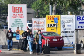 Người di cư di chuyển qua cửa khẩu Otay Mesa ở biên giới Mexico-Mỹ để sang San Diego, bang California (Mỹ) ngày 8/6/2019. (Nguồn: AFP/TTXVN) 