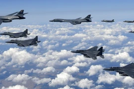 Máy bay B-1B, F-35của Mỹ triển khai tại Hàn Quốc, ngày 18/9. (Nguồn: YONHAP/TTXVN)