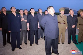 Nhà lãnh đạo Triều Tiên Kim Jong-un thị sát một vụ phóng thử tên lửa chiến thuật kiểu mới tại một địa điểm ở nước này, ngày 6/8/2019. (Nguồn: Yonhap/TTXVN) 