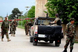 Binh sỹ Afghanistan gác phía trước cổng căn cứ của quân đội ở tỉnh Balkh sau vụ tấn công ngày 21/4. (Nguồn: THX/TTXVN)