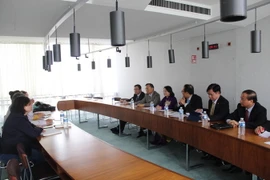 Đoàn đại biểu Ủy ban Trung ương Mặt trận Tổ quốc Việt Nam làm việc với lãnh đạo Đảng Cộng sản Pháp. (Ảnh: Linh Hương/TTXVN)