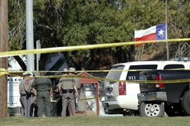 Nhân viên FBI điều tra gần khu vực nhà thờ Sutherland Springs, bang Texas nơi xảy ra vụ xả súng, ngày 6/11. (Nguồn: THX/TTXVN)