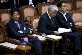 Thủ tướng Nhật Bản Shinzo Abe, Bộ trưởng Quốc phòng Gen Nakatani và Ngoại trưởng Fumio Kishida chờ đợi khai mạc phiên họp Thượng viện ở thủ đô Tokyo ngày 17/9. (Nguồn: Reuter/TTXVN)