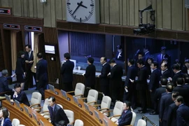 Các nghị sỹ bỏ phiếu tại phiên họp luận tội bà Park Geun-hye ngày 9/12. (Nguồn: AP/TTXVN)