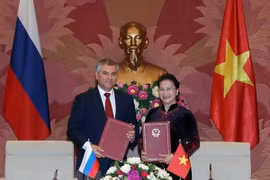 Chủ tịch Quốc hội Nguyễn Thị Kim Ngân và Chủ tịch Duma Quốc gia Nga Vyacheslav Viktorovich Volodin ký Thỏa thuận hợp tác giữa Quốc hội hai nước hồi năm 2018. (Ảnh: Trọng Đức/TTXVN) 