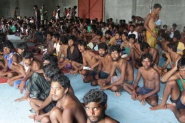 Những người di cư Rohingya và Bangladesh sau khi được ngư dân Indonesia cứu sống tại Kuala Langsa, tỉnh Aceh. (Nguồn: AFP/TTXVN)