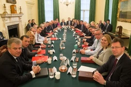 Thủ tướng Anh Theresa May (thứ 7, trái) và Chủ tịch đảng Bảo thủ Brandon Lewis (trái) tại cuộc họp nội các ở London ngày 9/1. (Nguồn: AFP/TTXVN)