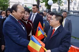 Thủ tướng Nguyễn Xuân Phúc và Phu nhân đến thăm và nói chuyện với cán bộ nhân viên Đại sứ quán và cộng đồng người Việt Nam tại Romania. (Ảnh: Thống Nhất/TTXVN) 