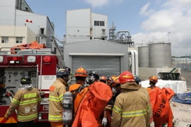 Lực lượng cứu hỏa được triển khai tại hiện trường vụ việc. (Nguồn: Yonhap/TTXVN)