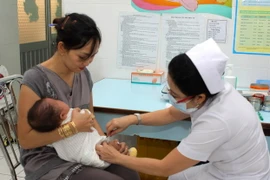 Trẻ tiêm vắcxin tại Bệnh viện Nhi Đồng 2, Thành phố Hồ Chí Minh. (Ảnh: Phương Vy/TTXVN)