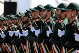 Quân đội Iran tham gia cuộc diễu binh ở Tehran. (Nguồn: Reuters/TTXVN)