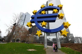 Biểu tượng đồng euro tại Frankfurt, Đức. (Nguồn: THX/TTXVN) 