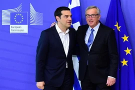 Thủ tướng Hy Lạp Alexis Tsipras (trái) và Chủ tịch Hội đồng châu Âu Donald Tusk trước cuộc họp các nhà lãnh đạo Eurozone ở Brussels ngày 22/6. (Nguồn: AFP/TXTVN)