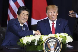 Thủ tướng Nhật Bản Shinzo Abe (trái) và Tổng thống Mỹ Donald Trump (phải). (Nguồn: AFP/TTXVN) 