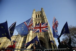 Những người phản đối Brexit mang cờ Anh và cờ Liên minh châu Âu bên ngoài tòa nhà Quốc hội Anh ở London ngày 11/12/2018. (Nguồn: AFP/TTXVN) 
