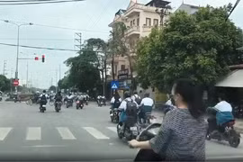 [Video] Bất bình hàng chục học sinh đi xe đạp điện vượt đèn đỏ