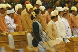Bà Aung San Suu Kyi (giữa) cùng các nghị sỹ trong phiên họp Quốc hội ở Nay Pyi Taw ngày 22/3. (Nguồn: THX/TTXVN)