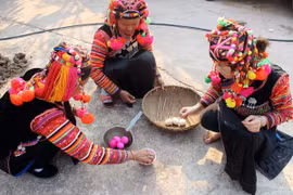 Chuẩn bị lễ vật để cúng trong lễ Gạ Ma Thú của đồng bào dân tộc Hà Nhì. (Ảnh: Phan Tuấn Anh/TTXVN) 