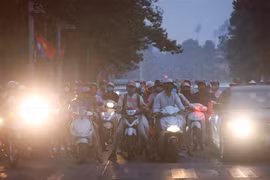 Đường phố Hà Nội liên tục trong tình trạng mù mịt, tầm nhìn xa dưới 100 mét. (Ảnh: Thành Đạt/TTXVN) 