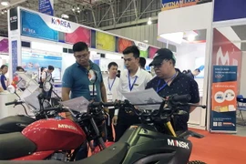 Người tiêu dùng quan tâm đến những sản phẩm mới, ứng dụng công nghệ hiện đại. (Ảnh: Mỹ Phương/TTXVN) 