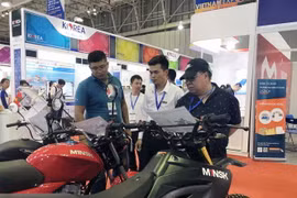Người tiêu dùng quan tâm đến những sản phẩm mới, ứng dụng công nghệ hiện đại. (Ảnh: Mỹ Phương/TTXVN) 