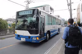 Xe buýt di chuyển gần hiện trường vụ tấn công bằng dao tại Kawasaki, tỉnh Kanagawa, Nhật Bản, ngày 28/5/2019. (Nguồn: THX/TTXVN) 