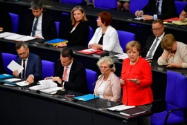 Thủ tướng Đức Angela Merkel (phải) tại phiên chất vấn trước Quốc hội ngày 6/6. (Nguồn: AFP/TTXVN)