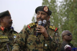 Chủ tịch Hội đồng quân sự chuyển tiếp (TMC) tại Sudan, Tướng Abdel Fattah al-Burhan (giữa) phát biểu tại một sự kiện ở thành phố Omdurman ngày 29/6/2019. (Nguồn: AFP/TTXVN) 