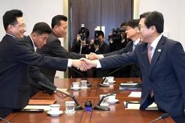 Tổng Thư ký Ủy ban Olympic và Thể thao Hàn Quốc Jeon Choong-ryul (phải) và Thứ trưởng Bộ thể thao Triều Tiên Won Kil-u trong cuộc đàm phán tại làng đình chiến Panmunjom ngày 18/6. (Ảnh: Yonhap/TTXVN)