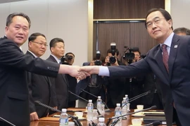 Phái đoàn Hàn Quốc (phải) và Triều Tiên (trái) tại cuộc đàm phán cấp cao liên Triều ở làng đình chiến Panmunjom ngày 1/6. (Nguồn: THX/TTXVN) 