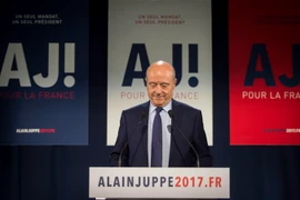 Ông Alain Juppe phát biểu tại thủ đô Paris sau khi kết quả cuộc bỏ phiếu sơ bộ vòng hai của phe cánh hữu được công bố ngày 27/1/2016. (Nguồn: EPA/TTXVN)