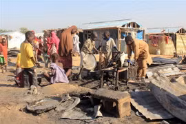 Người dân thu dọn những đồ đạc còn sót lại sau vụ tấn công của Boko Haram vào một ngôi làng ở Maiduguri, Đông Bắc Nigeria ngày 1/11/2018. (Nguồn: AFP/TTXVN) 