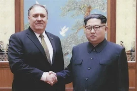 Ngoại trưởng Mỹ Mike Pompeo (trái) và nhà lãnh đạo Kim Jong-un tại cuộc gặp ở Bình Nhưỡng ngày 26/4. (Nguồn: AFP/TTXVN)