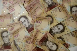 Các đồng tiền mệnh giá 100 Bolivar ở Caracas ngày 20/10. (Nguồn: AFP/TTXVN)