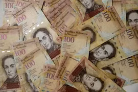 Các đồng tiền mệnh giá 100 Bolivar ở Caracas ngày 20/10. (Nguồn: AFP/TTXVN)